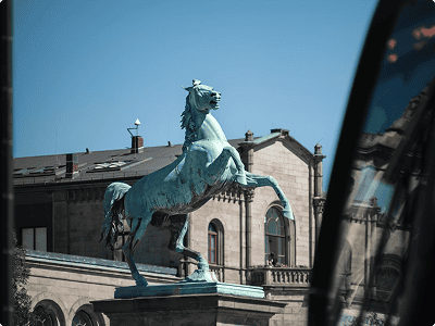 Statue vor der Leibniz Universit&auml;t Hannover