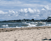 Strand und Wellen
